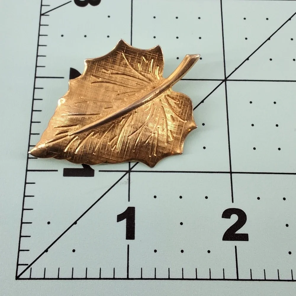 Vintage Gold Tone Textured Maple Leaf Brooch‎ Pin Fall Botanical Jewelry